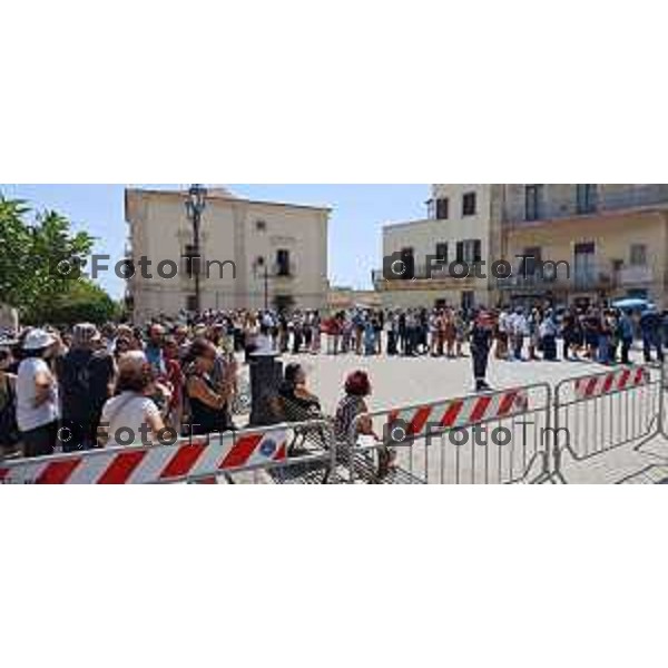 Tiziano Manzoni/LaPresse 20-8- 2025 Italia Cronaca Catania Militello Sicilia Funerale di Pippo Baudo Il prete Giuseppe Luparello Parroco Santa Maria della Stella Militello con mamma Bergamasca di Stezzano