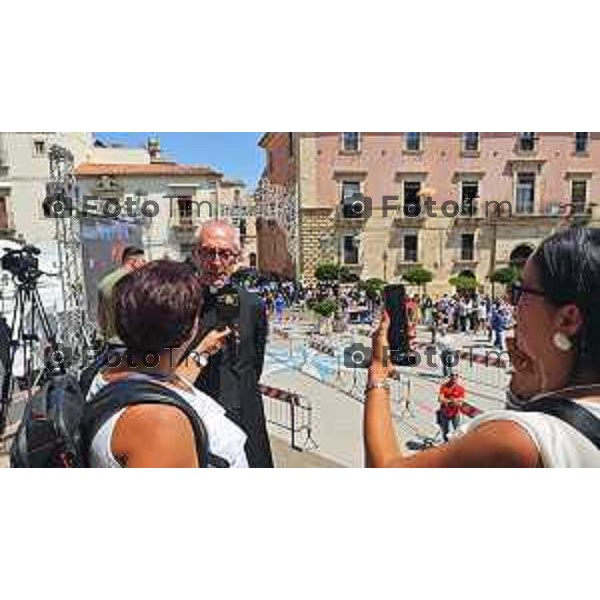 Tiziano Manzoni/LaPresse 20-8- 2025 Italia Cronaca Catania Militello Sicilia Funerale di Pippo Baudo Il prete Giuseppe Luparello Parroco Santa Maria della Stella Militello con mamma Bergamasca di Stezzano
