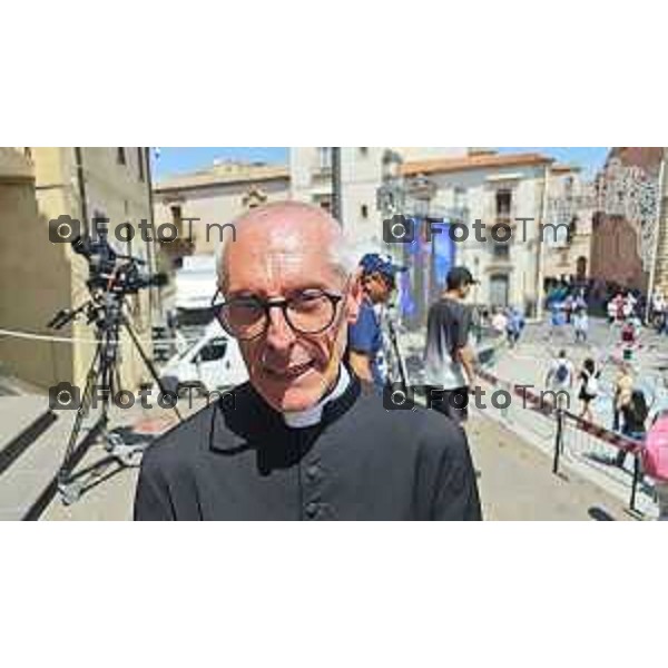 Tiziano Manzoni/LaPresse 20-8- 2025 Italia Cronaca Catania Militello Sicilia Funerale di Pippo Baudo Il prete Giuseppe Luparello Parroco Santa Maria della Stella Militello con mamma Bergamasca di Stezzano