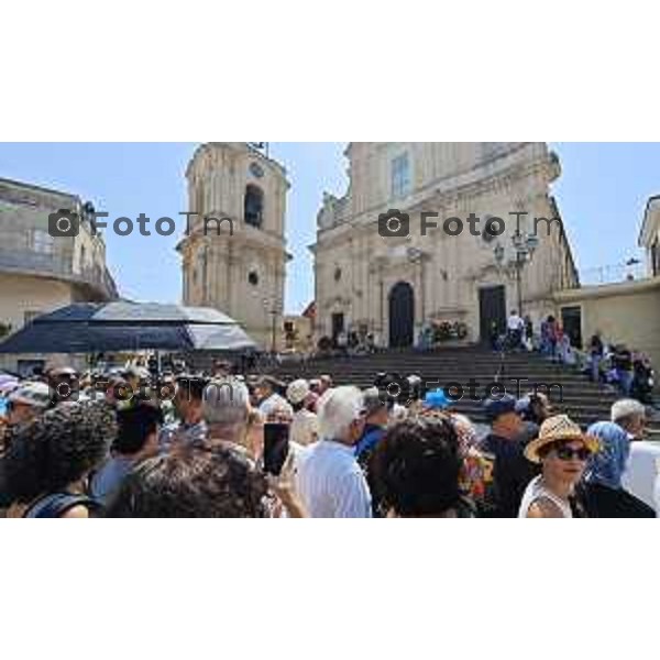 Tiziano Manzoni/LaPresse 20-8- 2025 Italia Cronaca Catania Militello Sicilia Funerale di Pippo Baudo Il prete Giuseppe Luparello Parroco Santa Maria della Stella Militello con mamma Bergamasca di Stezzano