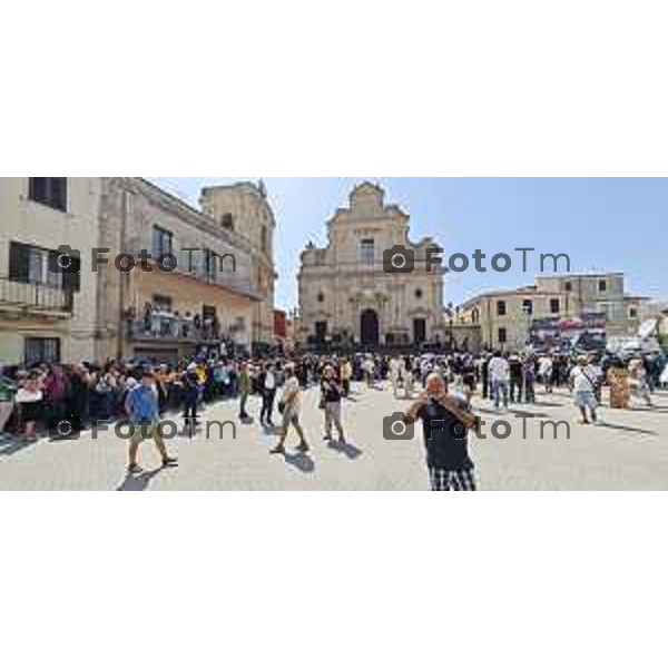 Tiziano Manzoni/LaPresse 20-8- 2025 Italia Cronaca Catania Militello Sicilia Funerale di Pippo Baudo Il prete Giuseppe Luparello Parroco Santa Maria della Stella Militello con mamma Bergamasca di Stezzano