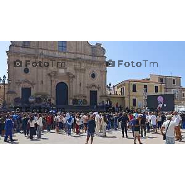 Tiziano Manzoni/LaPresse 20-8- 2025 Italia Cronaca Catania Militello Sicilia Funerale di Pippo Baudo Il prete Giuseppe Luparello Parroco Santa Maria della Stella Militello con mamma Bergamasca di Stezzano