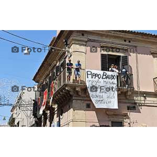 Tiziano Manzoni/LaPresse 20-8- 2025 Italia Cronaca Catania Militello Sicilia Funerale di Pippo Baudo Il prete Giuseppe Luparello Parroco Santa Maria della Stella Militello con mamma Bergamasca di Stezzano