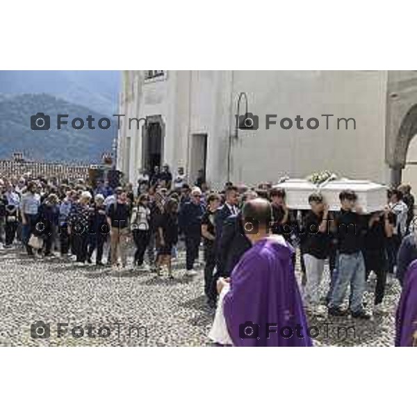 Tiziano Manzoni/LaPresse 23-8- 2025 Italia Cronaca BergamoMatilde Valeri Clusonel funerale della ragazza stroncata da un’embolia polmonare mentre era in vacanza con la famiglia.