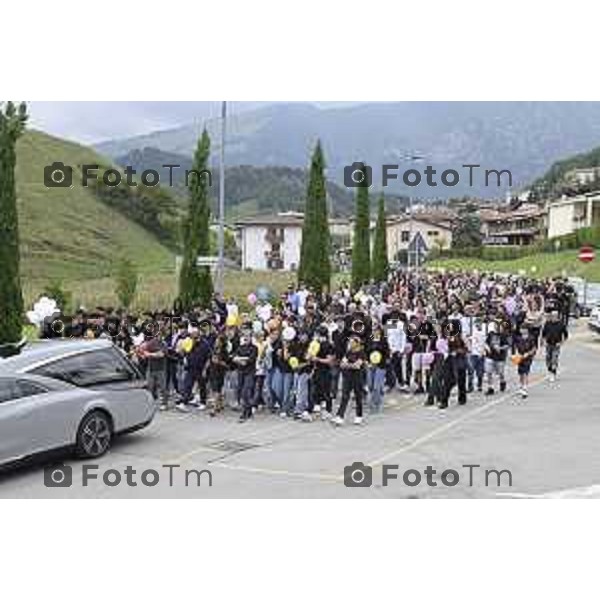 Tiziano Manzoni/LaPresse 23-8- 2025 Italia Cronaca BergamoMatilde Valeri Clusonel funerale della ragazza stroncata da un’embolia polmonare mentre era in vacanza con la famiglia.