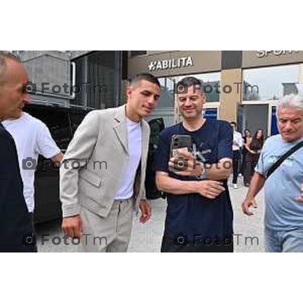 Tiziano Manzoni/LaPresse 22 --08 -2025 Italia Cronaca BergamoBergamo visite mediche al centro medico habilita Nikola Krstović calciatore montenegrino, attaccante dell\'Atalanta e della nazionale montenegrina