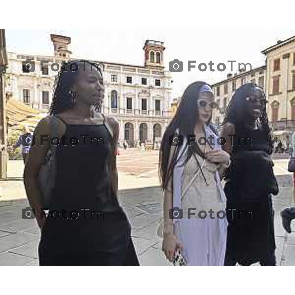 Tiziano Manzoni/LaPresse 26-08 2025 Italia Cronaca Bergamo Sant’Alessandro, patrono della città Messa turiste straniere Bg gente di colore
