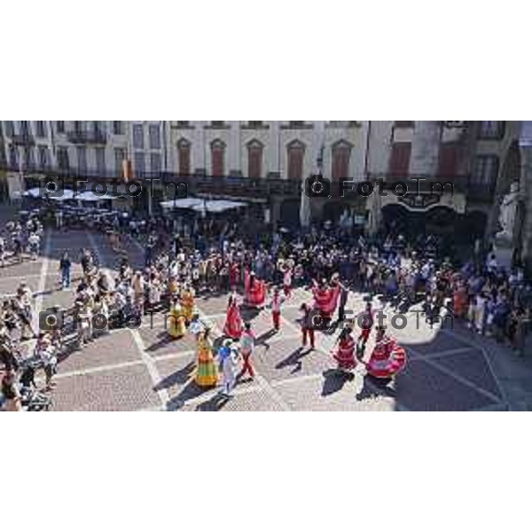 Tiziano Manzoni/LaPresse 26-08 2025 Italia Cronaca Bergamo Sant’Alessandro, patrono della città Messa con il Vescovo Beschi Monsignor Bonicelli e gruppi folcloristici bolivia macedoni montengro