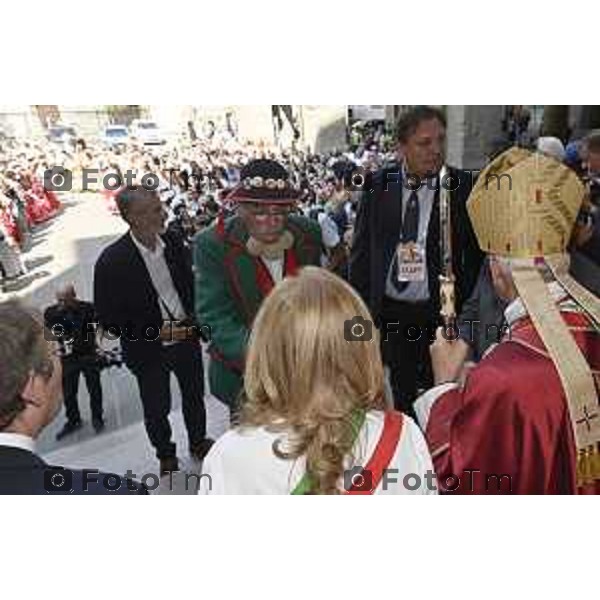 Tiziano Manzoni/LaPresse 26-08 2025 Italia Cronaca Bergamo Sant’Alessandro, patrono della città Messa con il Vescovo Beschi Monsignor Bonicelli e gruppi folcloristici bolivia macedoni montengro