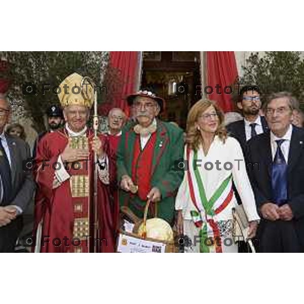 Tiziano Manzoni/LaPresse 26-08 2025 Italia Cronaca Bergamo Sant’Alessandro, patrono della città Messa con il Vescovo Beschi Monsignor Bonicelli e gruppi folcloristici bolivia macedoni montengro
