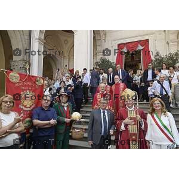 Tiziano Manzoni/LaPresse 26-08 2025 Italia Cronaca Bergamo Sant’Alessandro, patrono della città Messa con il Vescovo Beschi Monsignor Bonicelli e gruppi folcloristici bolivia macedoni montengro