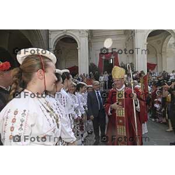 Tiziano Manzoni/LaPresse 26-08 2025 Italia Cronaca Bergamo Sant’Alessandro, patrono della città Messa con il Vescovo Beschi Monsignor Bonicelli e gruppi folcloristici bolivia macedoni montengro