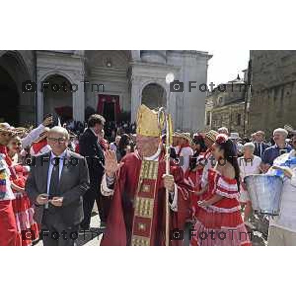 Tiziano Manzoni/LaPresse 26-08 2025 Italia Cronaca Bergamo Sant’Alessandro, patrono della città Messa con il Vescovo Beschi Monsignor Bonicelli e gruppi folcloristici bolivia macedoni montengro