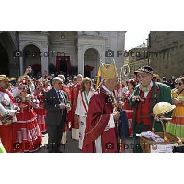Tiziano Manzoni/LaPresse 26-08 2025 Italia Cronaca Bergamo Sant’Alessandro, patrono della città Messa con il Vescovo Beschi Monsignor Bonicelli e gruppi folcloristici bolivia macedoni montengro