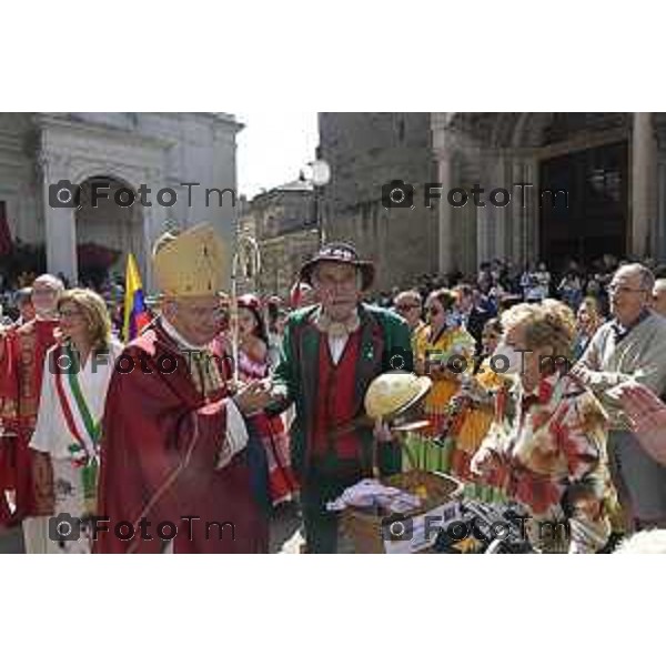 Tiziano Manzoni/LaPresse 26-08 2025 Italia Cronaca Bergamo Sant’Alessandro, patrono della città Messa con il Vescovo Beschi Monsignor Bonicelli e gruppi folcloristici bolivia macedoni montengro