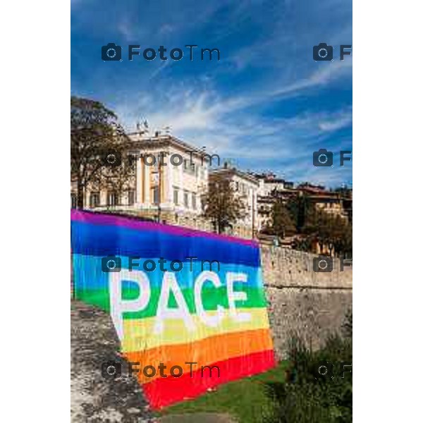 Tiziano Manzoni/LaPresse 06-9- 2025 Italia Cronaca Bergamo Iniziativa "Non stai dimenticando niente?": esposizione della bandiera della Pace sulle Mura di Città Alta