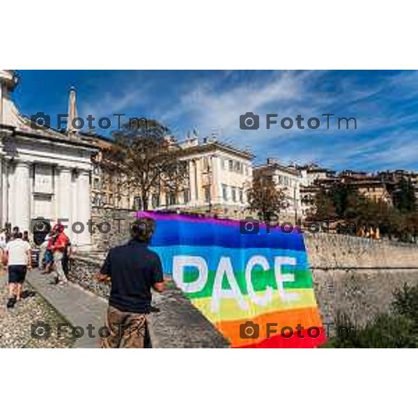 Tiziano Manzoni/LaPresse 06-9- 2025 Italia Cronaca Bergamo Iniziativa "Non stai dimenticando niente?": esposizione della bandiera della Pace sulle Mura di Città Alta