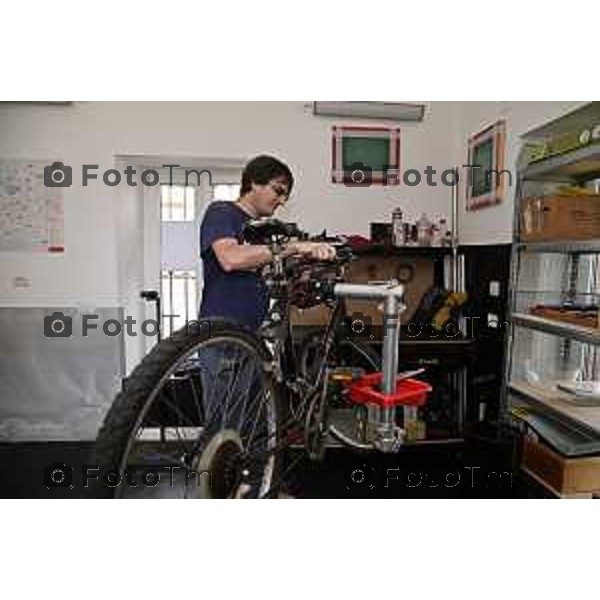 Tiziano Manzoni/LaPresse 17-9- 2025 Italia Cronaca Bergamo inaugurazione Ciclofficina, ex casello ferroviario Associazione FIAB Pedalopolis assessore alle Politiche della Mobilità Marco Berlanda, l’assessore ai Lavori Pubblici Ferruccio Rota, il responsabile della Ciclofficina e membro del direttivo FIAB Pedalopolis Bergamo Andrea Caroli.