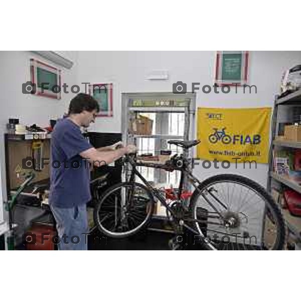 Tiziano Manzoni/LaPresse 17-9- 2025 Italia Cronaca Bergamo inaugurazione Ciclofficina, ex casello ferroviario Associazione FIAB Pedalopolis assessore alle Politiche della Mobilità Marco Berlanda, l’assessore ai Lavori Pubblici Ferruccio Rota, il responsabile della Ciclofficina e membro del direttivo FIAB Pedalopolis Bergamo Andrea Caroli.