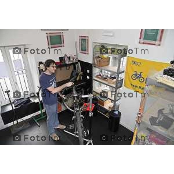 Tiziano Manzoni/LaPresse 17-9- 2025 Italia Cronaca Bergamo inaugurazione Ciclofficina, ex casello ferroviario Associazione FIAB Pedalopolis assessore alle Politiche della Mobilità Marco Berlanda, l’assessore ai Lavori Pubblici Ferruccio Rota, il responsabile della Ciclofficina e membro del direttivo FIAB Pedalopolis Bergamo Andrea Caroli.