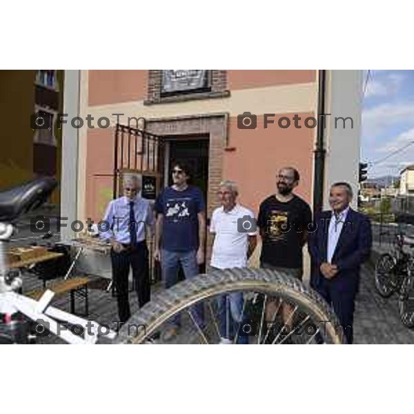 Tiziano Manzoni/LaPresse 17-9- 2025 Italia Cronaca Bergamo inaugurazione Ciclofficina, ex casello ferroviario Associazione FIAB Pedalopolis assessore alle Politiche della Mobilità Marco Berlanda, l’assessore ai Lavori Pubblici Ferruccio Rota, il responsabile della Ciclofficina e membro del direttivo FIAB Pedalopolis Bergamo Andrea Caroli.