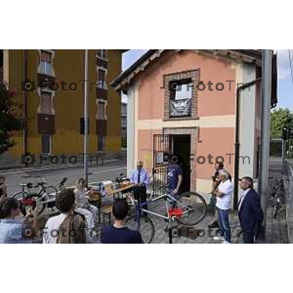 Tiziano Manzoni/LaPresse 17-9- 2025 Italia Cronaca Bergamo inaugurazione Ciclofficina, ex casello ferroviario Associazione FIAB Pedalopolis assessore alle Politiche della Mobilità Marco Berlanda, l’assessore ai Lavori Pubblici Ferruccio Rota, il responsabile della Ciclofficina e membro del direttivo FIAB Pedalopolis Bergamo Andrea Caroli.
