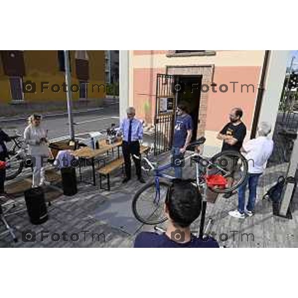 Tiziano Manzoni/LaPresse 17-9- 2025 Italia Cronaca Bergamo inaugurazione Ciclofficina, ex casello ferroviario Associazione FIAB Pedalopolis assessore alle Politiche della Mobilità Marco Berlanda, l’assessore ai Lavori Pubblici Ferruccio Rota, il responsabile della Ciclofficina e membro del direttivo FIAB Pedalopolis Bergamo Andrea Caroli.