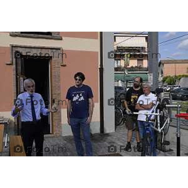 Tiziano Manzoni/LaPresse 17-9- 2025 Italia Cronaca Bergamo inaugurazione Ciclofficina, ex casello ferroviario Associazione FIAB Pedalopolis assessore alle Politiche della Mobilità Marco Berlanda, l’assessore ai Lavori Pubblici Ferruccio Rota, il responsabile della Ciclofficina e membro del direttivo FIAB Pedalopolis Bergamo Andrea Caroli.