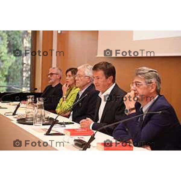 Tiziano Manzoni/LaPresse 19-9- 2025 nella foto il tavolo e i relatori Claudio Martelli, Maria Elena Boschi, Giorgio Gori, Emilio Delbono e Mattia Palazzi Italia Cronaca Bergamo che promuovono la nascita del nuovo circolo Matteotti a Bergamo Cristina Parodi