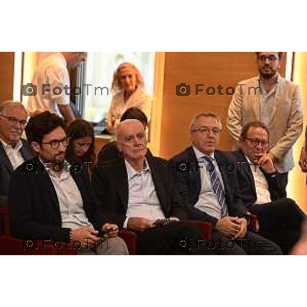 Tiziano Manzoni/LaPresse 19-9- 2025 nella foto il tavolo e i relatori Claudio Martelli, Maria Elena Boschi, Giorgio Gori, Emilio Delbono e Mattia Palazzi Italia Cronaca Bergamo che promuovono la nascita del nuovo circolo Matteotti Bg Davide Casati e Ceci