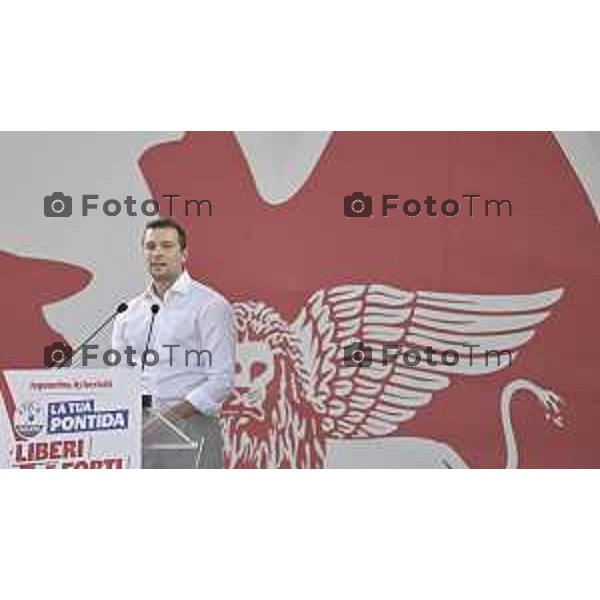 Tiziano Manzoni/LaPresse 21-09- 2025 Italia Cronaca Pontida Bergamo raduno Leghista sul prato del paese Lombardo Jordan Bardella, presidente francese del Rassemblement National dal palco di Pontida