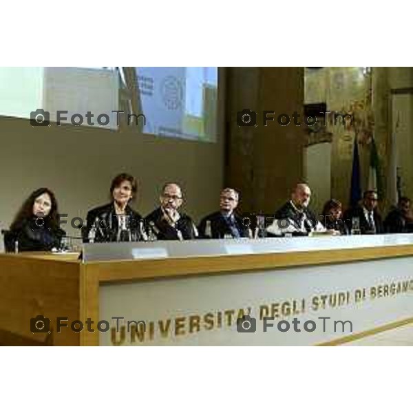Tiziano Manzoni/LaPresse26-9- 2025 Italia Cronaca Bergamo dottorande e ai dottorandi del XLI ciclo, Rettore prof. Sergio Cavalieri e del prof. Gianpietro Cossali, Direttore della Scuola di Alta Formazione Davide Vettore (Ingegneria e Scienze Applicate) e la dott.ssa Gaia Cristinziano (Studi umanistici transculturali). prof.ssa Sigrid Adriaenssens della Princeton University