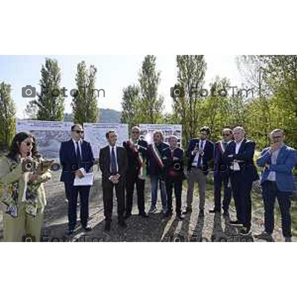 Tiziano Manzoni/LaPresse1-10- 2025 Italia Cronaca Albano Sant\'Alessandro (Bergamo), inaugurazione area di laminazione sul torrente Zerra, Attilio Fontana e l\'assessore Territorio e Sistemi verdi Gianluca Comazzi primo lotto. Saranno presenti anche i sindaci di Albano Sant\'Alessandro Gianmario Zanga e di Torre de\' Roveri Matteo Lebbolo.i