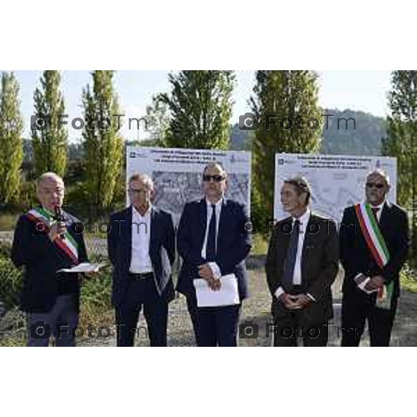 Tiziano Manzoni/LaPresse1-10- 2025 Italia Cronaca Albano Sant\'Alessandro (Bergamo), inaugurazione area di laminazione sul torrente Zerra, Attilio Fontana e l\'assessore Territorio e Sistemi verdi Gianluca Comazzi primo lotto. Saranno presenti anche i sindaci di Albano Sant\'Alessandro Gianmario Zanga e di Torre de\' Roveri Matteo Lebbolo.i
