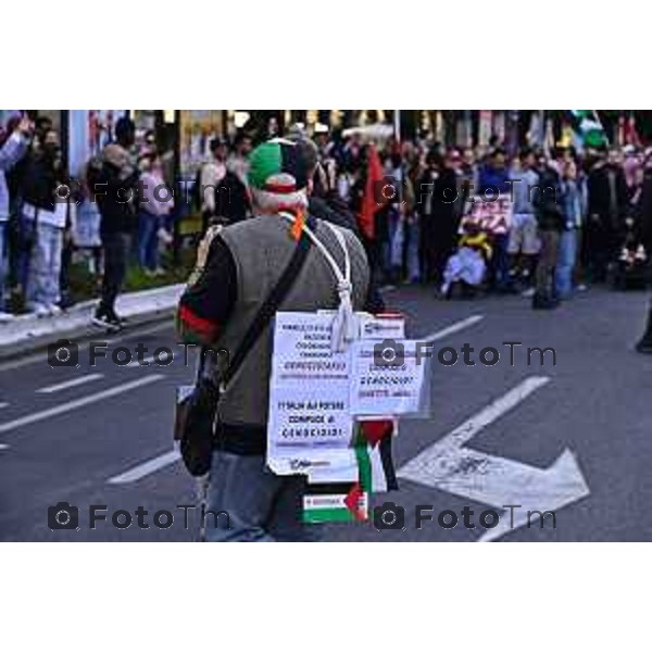 Tiziano Manzoni/LaPresse 2-10- 2025 Italia Cronaca Bergamo Manifestanti Pro Palestina free Gaza dopo il blocco della flottiglia