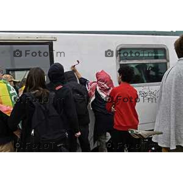 Tiziano Manzoni/LaPresse 3-10- 2025 Italia Cronaca Bergamo sciopero generale per fermo flottiglia Marzia Marchesi corteo Blocco treni stazione