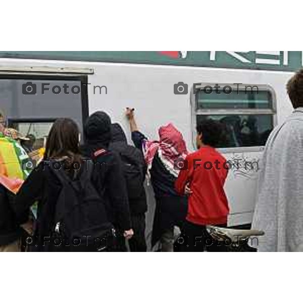 Tiziano Manzoni/LaPresse 3-10- 2025 Italia Cronaca Bergamo sciopero generale per fermo flottiglia Marzia Marchesi corteo Blocco treni stazione