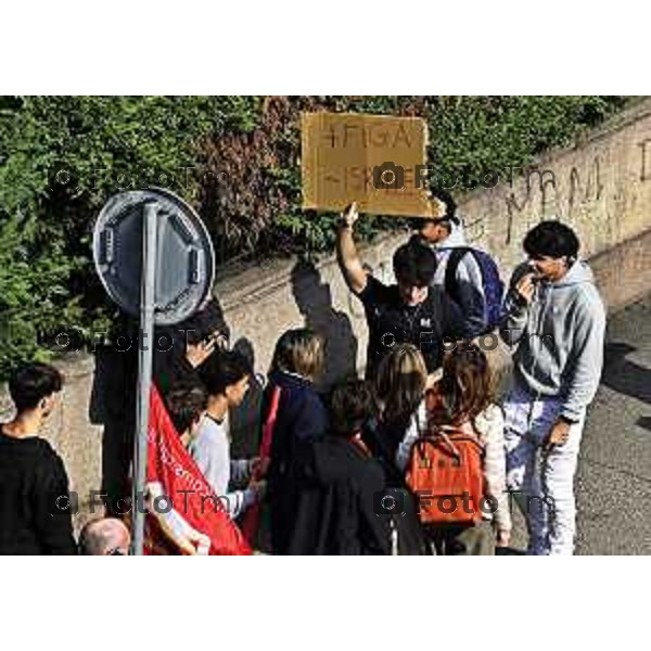 Tiziano Manzoni/LaPresse 3-10- 2025 Italia Cronaca Bergamo sciopero generale per fermo flottiglia Marzia Marchesi corteo Blocco treni stazione