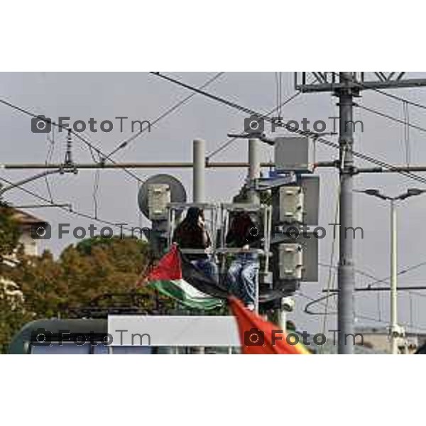 Tiziano Manzoni/LaPresse 3-10- 2025 Italia Cronaca Bergamo sciopero generale per fermo flottiglia Marzia Marchesi corteo Blocco treni stazione