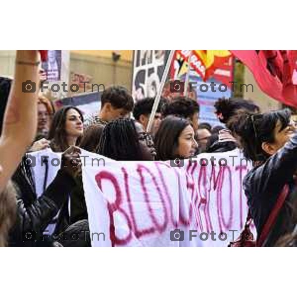 Tiziano Manzoni/LaPresse 3-10- 2025 Italia Cronaca Bergamo sciopero generale per fermo flottiglia Marzia Marchesi corteo Blocco treni stazione