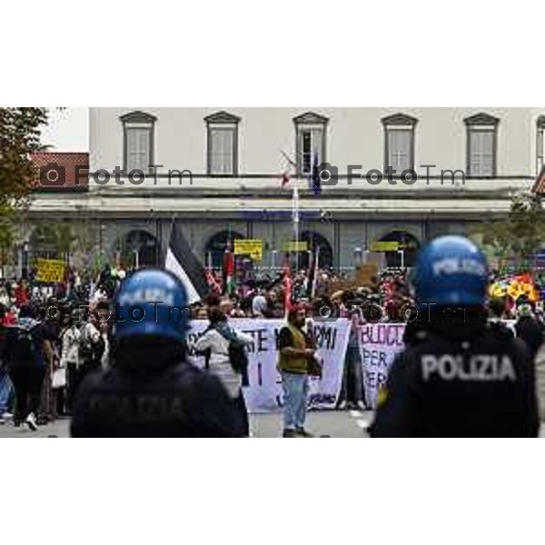 Tiziano Manzoni/LaPresse 3-10- 2025 Italia Cronaca Bergamo sciopero generale per fermo flottiglia Marzia Marchesi corteo Blocco treni stazione