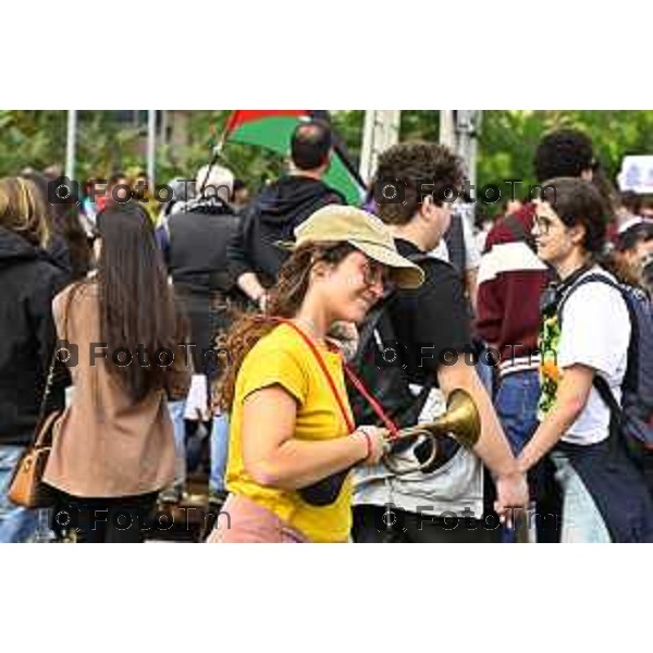 Tiziano Manzoni/LaPresse 3-10- 2025 Italia Cronaca Bergamo sciopero generale per fermo flottiglia Marzia Marchesi corteo Blocco treni stazione