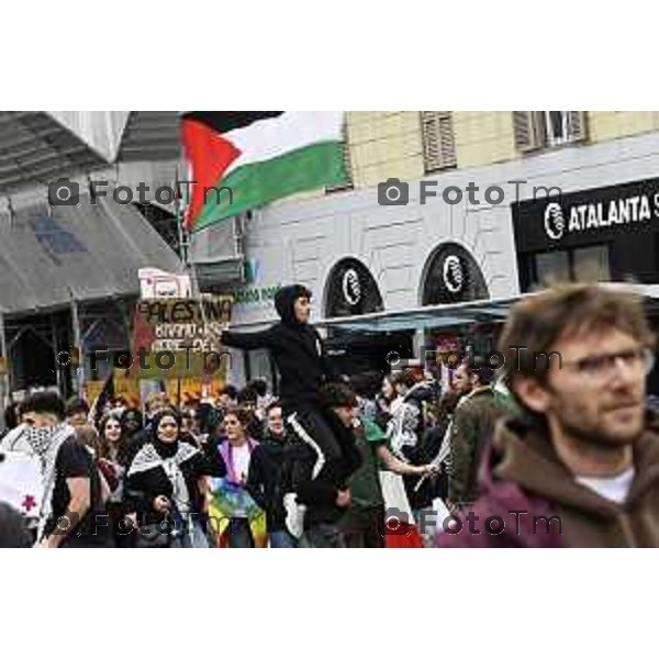 Tiziano Manzoni/LaPresse 3-10- 2025 Italia Cronaca Bergamo sciopero generale per fermo flottiglia Marzia Marchesi corteo Blocco treni stazione