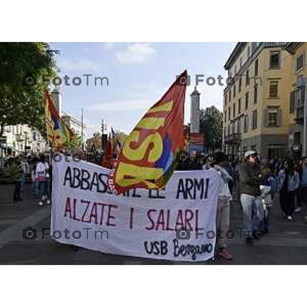 Tiziano Manzoni/LaPresse 3-10- 2025 Italia Cronaca Bergamo sciopero generale per fermo flottiglia Marzia Marchesi corteo Blocco treni stazione