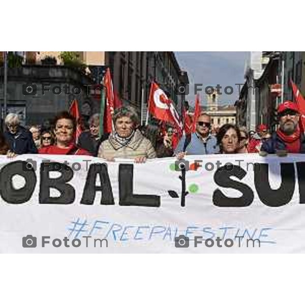 Tiziano Manzoni/LaPresse 3-10- 2025 Italia Cronaca Bergamo sciopero generale per fermo flottiglia Marzia Marchesi corteo Blocco treni stazione