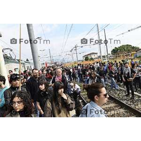 Tiziano Manzoni/LaPresse 3-10- 2025 Italia Cronaca Bergamo sciopero generale per fermo flottiglia Marzia Marchesi corteo Blocco treni stazione