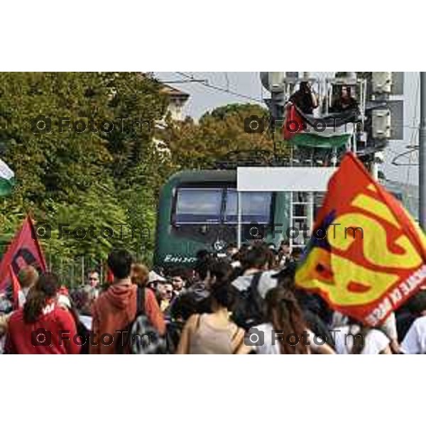Tiziano Manzoni/LaPresse 3-10- 2025 Italia Cronaca Bergamo sciopero generale per fermo flottiglia Marzia Marchesi corteo Blocco treni stazione