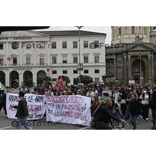 Tiziano Manzoni/LaPresse 3-10- 2025 Italia Cronaca Bergamo sciopero generale per fermo flottiglia Marzia Marchesi corteo Blocco treni stazione