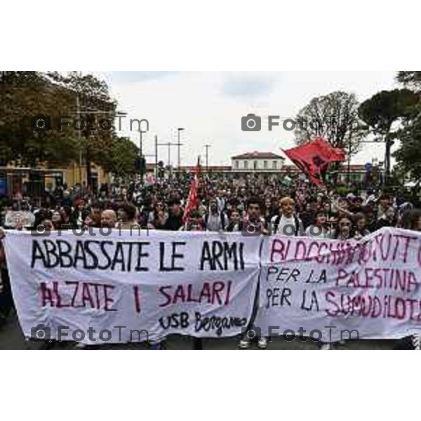 Tiziano Manzoni/LaPresse 3-10- 2025 Italia Cronaca Bergamo sciopero generale per fermo flottiglia Marzia Marchesi corteo Blocco treni stazione