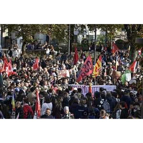 Tiziano Manzoni/LaPresse 3-10- 2025 Italia Cronaca Bergamo sciopero generale per fermo flottiglia Marzia Marchesi corteo Blocco treni stazione